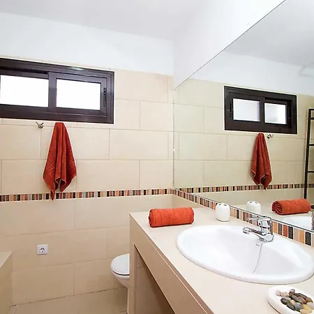Villa Playa Blanca Sleeps 6 Air Con Wifi